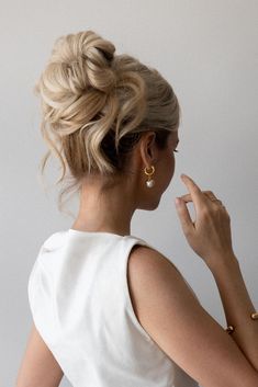 In today’s how to easy hair tutorial, I’ll show you how to create this simple updo hack that’s perfect for medium hair and long hair. This easy updo is ideal for beginners - it’s easier than it looks and can be recreated in minutes for both shoulder-length hair and for long hair hairstyles. If you’re in search of wedding hairstyles, bridal hairstyles, wedding guest hairstyles, or a prom updo, this look works beautifully for any occasion. Hair Styles For Long Hair Length Wedding, Wedding Easy Updo, Bridal Hair Updo Tutorial, Wedding Hairstyles For Shoulder Length Hair, Easy Updos For Medium Hair Tutorial, Updos For Medium Length Hair Tutorial, Updo Hairstyles Wedding, Wedding Guest Updo, Wedding Guest Hair