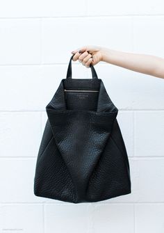 Moda Chic, Black Handbag, Minimalist Wardrobe, Minimal Chic, All Black Outfit, Mode Inspiration, Beautiful Bags, Moda Fashion, Wearing Black