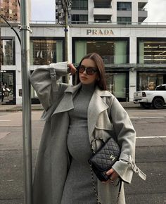 Maternity Cold Weather Outfits, Pregnant Influencer, Winter Outfits For Pregnant Women, Pregnant Outfits Winter, Pregnant Winter Outfits, Elegant Pregnancy Outfits, Pregnancy Outfits Winter, Winter Pregnancy Outfits, Christmas Maternity Outfits