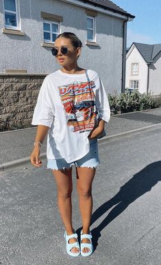 Tshirt Outfit Summer, Oversized Tee Outfit, Oversize Tshirt Outfits, Looks Street Style, Tee Outfit, Tshirt Outfits, Summer Fashion Outfits, Short Sleeve T Shirt