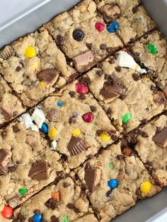 a pan filled with chocolate chip cookies and marshmallows