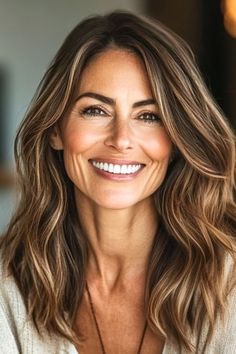 Rich Mom Hair, Fall Highlights For Brown Hair Caramel, Caramel Balayage Medium Length, Blonde And Caramel Highlights On Brown, Brown And Caramel Hair Color, Carmel Color Hair, Warm Brown With Highlights, Warm Blonde Highlights On Brown Hair, Brown Hair With Natural Highlights