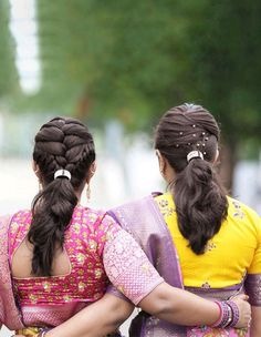 Traditional Hairstyle For Saree, Hair Bun Ideas, Simple Hairstyle For Saree, Indian Hairstyles For Saree, Girls Hair Style, Simple Bridal Hairstyle, Curly Hair Bun, South Indian Wedding Hairstyles, Bun Ideas