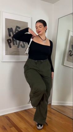 Outfits With Cargo Pants Plus Size, Zara Mid Size Outfit, Baddie Outfits Casual Midsize, What To Wear To University, Plus Size Fall Fashion 90s, College Going Out Outfits Plus Size, Poses For Mid Size Women, Square Pants Outfit Plus Size, New York Aesthetic Outfits Plus Size