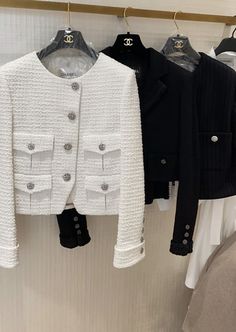 French Style Clothing, Chanel Blazer, Chanel Style Jacket, Iranian Fashion, Ladies Short Jackets, Mode Chanel, Woman Suit Fashion, Elegante Casual