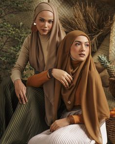 Modest Photoshoot Ideas, Hijab Photoshoot Ideas, Muslim Photoshoot, Hijab Shoot, Motif Soutache, Hijab Photoshoot, Hijab Photography, City Fashion Photography