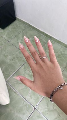 formato: almond Almond Nails Clean Girl, Almond Nail Length, Almo D Shape Nails, Nail Extensions Almond Shape, Clean Girl Nails Almond French Tip, Asian Nails, Nails Desing, Girl Tips, Nail Decorations