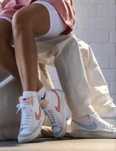 Matching Shoes For Couples, Girl Nike Shoes, Dunks Outfit Woman, Sister Fashion, Nike Casual Shoes, Couple Sneakers, Dunks Outfit, Sneakers Outfit Men