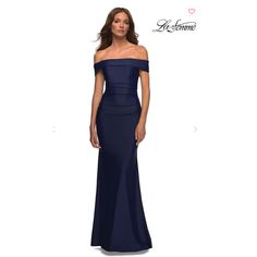 Dark Purple Off The Shoulder Dress, Dark Blue Off Shoulder Dress, Elegant Dresses Navy Blue, Off Shoulder Gala Dress, Navy Blue Ball Dress, Marine Ball Dresses Formal Gowns, Navy Ball Dress, Fitted Blue Off-shoulder Dress For Gala, Fitted Blue Off Shoulder Dress For Gala