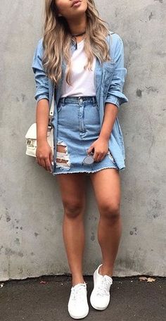 Chic street style Formal Skirts, Denim Blue Mini Skirt, Denim Fits, Blue Denim Skirt, Formal Skirt, Street Style Chic, Outfits Casuales, Skirt Outfits