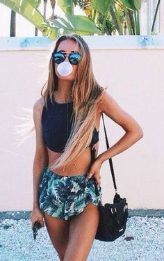 This spring break outfit or summer outfit is super cute! Surfergirl Style, Denim Shorts Outfit, Mode Shoes, Foto Poses, Xiamen, Maxi Skirts, 인물 사진, Beach Vibes, Gigi Hadid