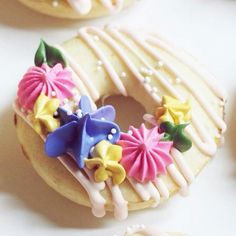 Donut Decorating Ideas, Cake Donuts Recipe, Cream Puff Recipe, Pastel Cupcakes, Donut Decorations, Mini Doughnuts, Delicious Donuts