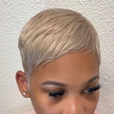 Wheat Hair Color, Wheat Blonde Hair, Pixie Cut Black Hair, Short Pixie Cut With Bangs, Blonde With Dimension, Ash Blonde Pixie, Short Hair Ombre, Wheat Blonde, Stacked Haircut