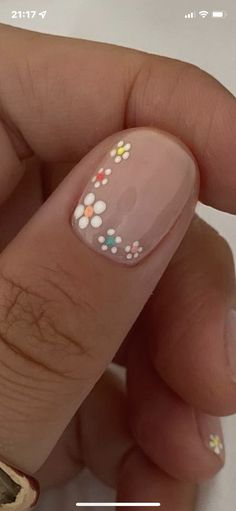 Mail Designs Flowers, Flowery Short Nails, Simple Flower Gel Nails, Cute Spring Nail Designs Simple, Five Color Nails, Tiny Flower Nail Art, May Inspired Nails, Natural Nail With Design, Short Gel Nail Art Designs