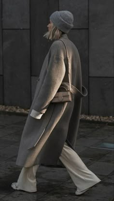 22aw Fashion, Grey Winter Coat Outfit, Fall Fashion Inspiration, Fits Fall, Wellness Lifestyle, Copenhagen Fashion, Aesthetic Outfit Ideas, Winter Mode, Grey Coat