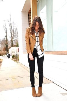 Tan Leather Jackets, Tan Jeans, Womens Black Booties, Elegante Casual, Black Women Fashion, Brown Leather Jacket, Brown Jacket, Mode Inspo