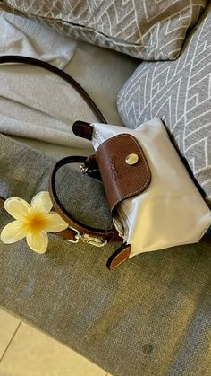 Long Champ Bag Outfit, Small Shoulder Bag Outfit, Mini Longchamp Bag, Longchamp Bag Outfit, Longchamp Mini Bag, Longchamp Beige, Long Champ Bag, Longchamp Mini, Shoulder Bag Outfit