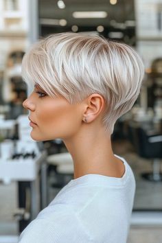 Discover the 39 best hairstyles for blondes! Perfect for showing off your blonde locks with style and flair. 💁‍♀️✨ #BlondeHair #HairInspo #BestHairstyles Hairstyles For Blondes, Short Haircuts Ideas, Perfect Blonde Hair, Blonde Locks, Short Red Hair, Haircuts Ideas, Short Hair Images