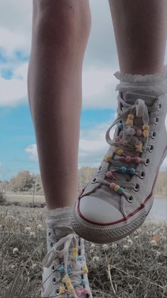 Bead Shoes Ideas, Costum Converse High, Shoe Lace Beads Converse, Beads On Shoelaces Aesthetic, Converse Chain Beads, Converse Shoe Laces Ideas Beads, Beaded Converse Shoes