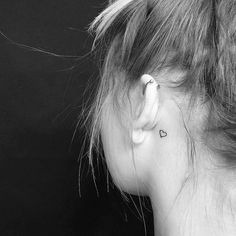 Minimalist heart outline tattoo behind the left ear. Heart Outline Tattoo, Behind Ear Tattoos, Tiny Heart Tattoos, Small Rose Tattoo, Tattoo Trend, Inspiration Tattoos, Small Girl Tattoos, Cat Tattoos, Tiny Tattoo