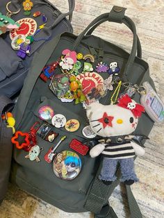 Aesthetic Backpack Accessories, Backpack Charms Diy, Bag Charms Aesthetic, Decorated Backpack, Mochila Fjallraven Kanken, Backpack Ideas, School Bag Essentials, Decorated Bags, Inside My Bag