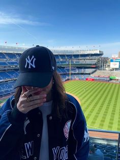 Sport girl aesthetic Yankees Aesthetic, Yankees Outfit, Liz Tomforde, Yankees Game, Escape The Ordinary, Baseball Girls, The Windy City