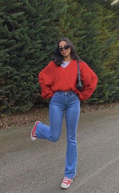 How To Style Flared Jeans Aesthetic, Fall Outfit Flare Jeans, Cute Flare Jean Outfits, Red And Denim Outfits, Outfits With Flare Jeans, Flare Jeans Outfit Winter, Flared Jeans Outfit, Flare Outfit