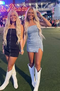 Cute Show Outfits, Tailgate Outfit Dress, Concert Outfit Jessie Murph, Rooftop Bar Outfit Winter, Fits With Bell Bottom Jeans, Tailgate And Tallboys Outfit, Outfit Inspo For Rock Concert, Overall Country Outfits, Country Outfit For Concert