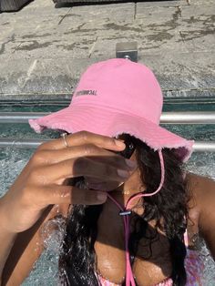 Bucket Hat Summer Outfit, Bucket Hat Beach Outfit, Aesthetic Bucket Hat, Island Vacation Outfits, Bucket Hat Outfit, Holiday Outfits Summer, Beach Instagram Pictures, Cute Vacation Outfits, Plus Size Baddie Outfits