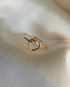 Aesthetic Gold Ring For Women, Aesthetic Rings Minimalist, Gold Ring Designs Aesthetic, Simple Golden Ring For Women, Anillo Aesthetic, Gold Ring Design For Girls Unique, Minimalist Accessories Jewellery, Simple Ring Design, Simplistic Jewelry