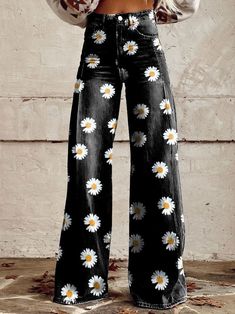 Women's western pants trend, seen at New York Fashion Week, Fall 2024. Bold and comfortable style for a modern, confident look. Funky Pants Outfits, Pant Trousers Women, Vintage Daisy, Outfit Jeans, Striped Jeans, Fall Fits, Pants Casual, Daisy Print