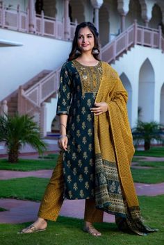 Trendy Kurti, Kurti Pant Set, Kurti With Palazzo, Kurti Pant, Anarkali Kurti, Designer Anarkali, Kurtis With Pants, Image Model, Heavy Embroidery