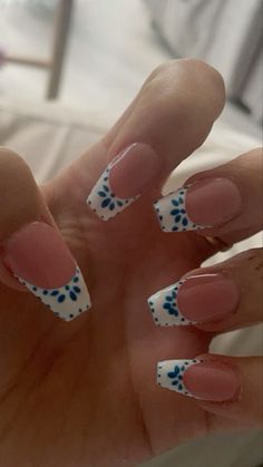 Cute Nail Designs Coffin Short, Fake Nail Ideas Summer, Coffin Shaped Summer Nails, Nail Inspo White And Blue, Cute Summer Nail Inspo Short, Simple Coffin Nails Design, Vacation Nail Inspo Square, Short Dip Nails Summer 2024, Summer Vacation Nails Coffin