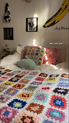 Crochet, bedroom, color, inspiration Crotecht Blanket, Crochet Bed Sets, Crochet Projects For Room, How To Put Up A Mirror, Natural Life Room Decor, Crochet Things For Bedroom, Crochet Colorful Blanket, Crochet Aethestic, Cute Granny Square Blanket