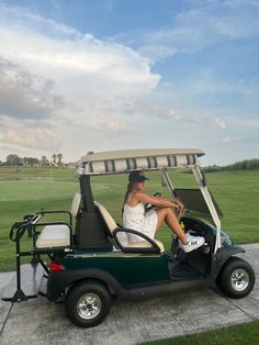 Golf. Golf cart. Golfing. Outfit. Summer. Golfcart. Sunset. Golden hour. Beach Inspo, Golf Car, Insta Inspo, Golf Cart, Golf Carts, Outfit Summer, Instagram Pictures, Golden Hour