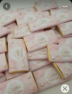 pink and gold wedding favors with pearls on them