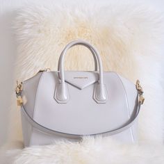 Givenchy bag ......white with gold hardware Valentino Rockstud, Kinds Of Shoes, Givency Antigona Bag, Grunge Style, Shoe Obsession, Arm Candy, Coco Chanel, Street Styles