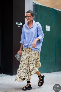 Leandra's evolution of street style picks. Lucy Chadwick, Ootd Instagram, Street Style 2017, Loose Fit Shirts, Fashion People, Street Chic