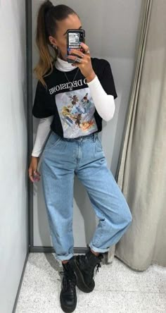 Chic Indie Outfits, Fall Thrift Outfits Trendy, Grunge Travel Outfits, Tshirt Turtleneck Outfit, Black Everyday Outfits, Casual 2024 Style Trends, Large Jean Jacket Outfit, Edgy 90s Outfits, Winter Outfits Short Women