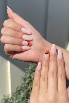 26 Chic & Simple Halloween Nails and Halloween Nail Designs White Nails With Pumpkin Design, Simple Halloween Nails Almond, Simple Halloween Nails Acrylic, Cute Halloween Nails Simple, Simple Halloween Nails Short, Basic Halloween Nails, Subtle Halloween Nails, Fall Nails Easy, Simple Halloween Nails