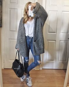 Cardigan Outfit Fall Casual, Oversized Cardigan Outfit, Cardigan Outfit Spring, Outfits With Grey Cardigan, Cardigan Fall Outfit, Cardigan Outfit, Jeans Outfit Casual, Cardigan White, Cardigan Outfits