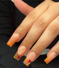 Early Fall Nails Square, Simple Fall Nails Glitter, Short Acrylic Autumn Nails, Acrylic Thanksgiving Nails, October Bday Nails, Aesthetic Fall Nail Designs, Short Square Acrylic Nails Autumn, Short Acrylic Fall Nail Designs, Nails Design Thanksgiving