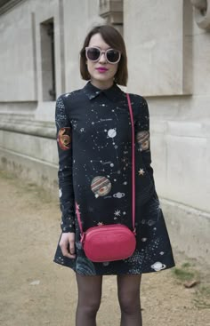 Women with unique style | Nekita ink Hands Art Aesthetic, Rome Street Style, Space Dress, Hands Art, Valentino Haute Couture, Quoi Porter, Valentino Dress, Shake Hands, Looks Street Style