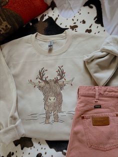 Highland Cow Christmas crewneck. Fluffy Highland Cow, Cowgirl Closet, Highland Cow Christmas, Western Sweatshirts, Cow Christmas, Country Jewelry, Cute Country Outfits, Western Outfit, Bleach T Shirts