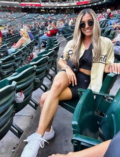 Game On: 13 Cute Baseball Game Outfit Ideas - Diana Colibri Summer Baseball Outfit, Classy Baseball Game Outfit, Diamondbacks Game Outfit, Baseball Game Fits Women, Preppy Baseball Game Outfit, Baseball Jersey Outfit Women Summer, Baseball Game Fashion, Sporty Outfits Baseball, Baseball Outfit Aesthetic