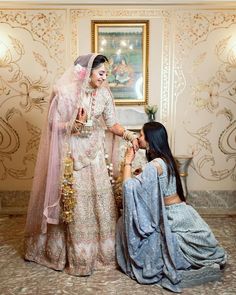 Wedding Poses For Bride And Sister, Wedding Photoshoot With Friends, Bride And Sister Poses, Best Friend Wedding Poses, Bride With Sisters Photo Ideas, Bff Wedding Pictures, Bride And Sister Pictures Indian, Bestie Marriage, Sis Poses