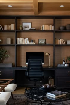 Dark office ideas. Moody office built-in shelves. Office shelf staging. Dark Home Office, Moody Home Decor, Beachy Room, Man Office, Small Home Offices, Small Home Office