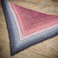 a crocheted blanket on the floor with text overlay that reads lovetea - anleiting