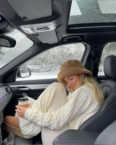 Car Outfit Pics, Winter Fashion Aesthetic, Winter Uggs, Boston Outfits, Winter Lounge, Fall And Winter Fashion, Cozy Outfits, Chic Hairstyles