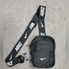 Nike Crossbody 5x7 Black 2 Zipper Compartments Inside Divider Adjustable Strap Mini Bag Nike, Nike Belt Bag, Nike Crossbody Bag, Nike Stuff, Uk Drill, Bag Nike, Spiderman Gifts, Nike Original, Sling Bag Black